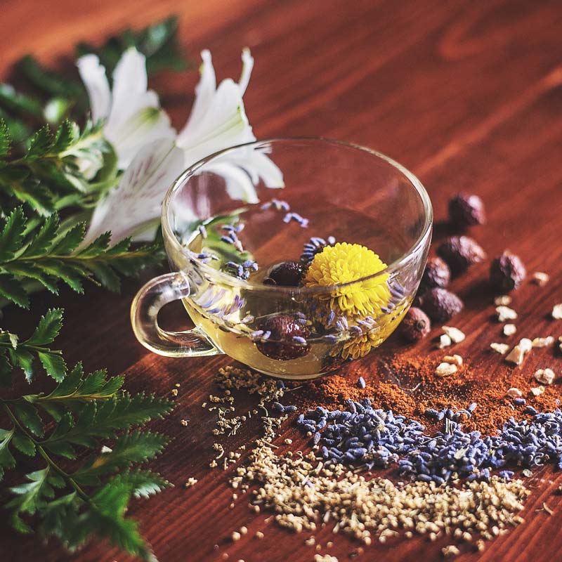 /assets/lisa-hobbs-herbs-in-teapot-square-unsplash-BnwkwW5C.jpg